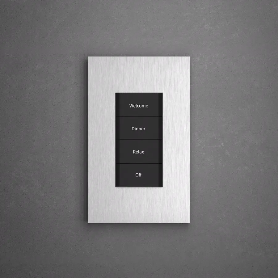 Keypad de parede em alumínio escovado com os botões Welcome, Dinner, Relax e Off
